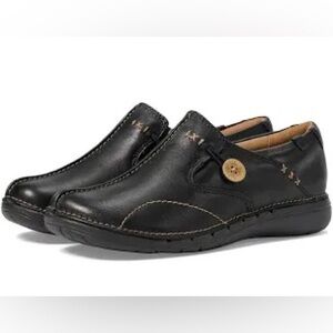 Clarks Un Loop Unstructured leather slip-on loafers in navy blue.